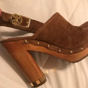 Suede Tory Burch clogs with gold details